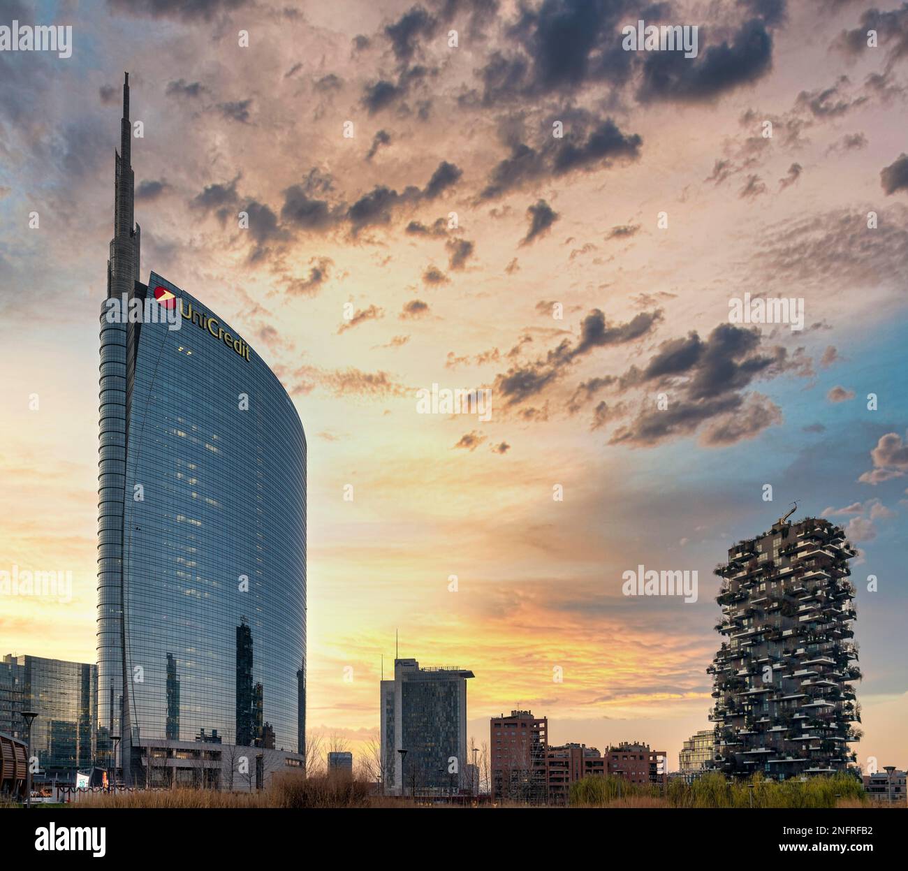 Milano Italia, Porta Nuova distretto. Torre di Unicredit e Bosco Verticale condominio Foto Stock