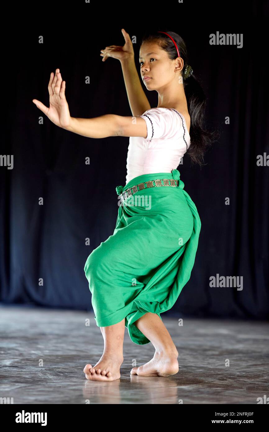 Giovane ballerina di Apsara in una scuola di ballo di Phnom Penh Cambogia Foto Stock