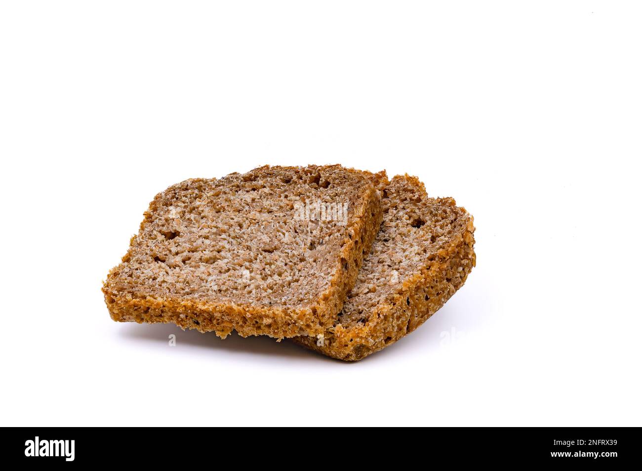 Due fette di pane sano e biologico con molta fibra isolata su uno sfondo bianco come un colpo da studio Foto Stock