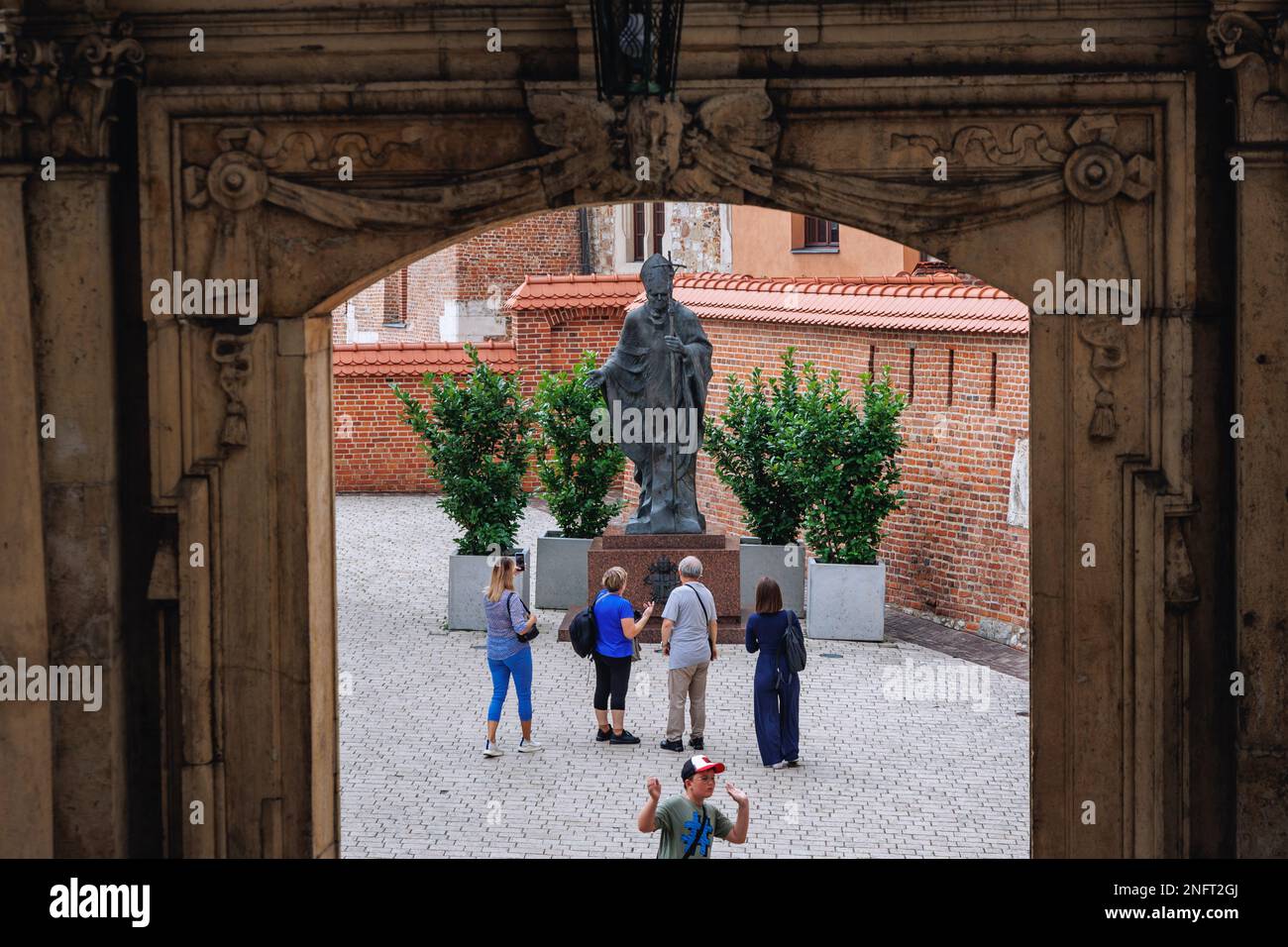 Monumento di Giovanni Paolo II nel Castello reale di Wawel nella città di Cracovia, Voivodato della Polonia minore Foto Stock