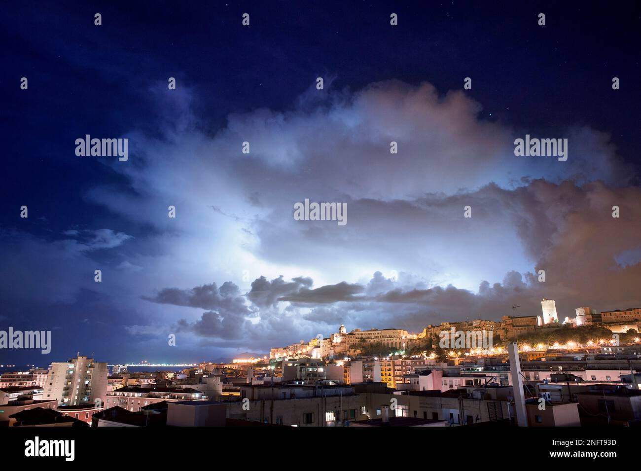 Cagliari panorama di notte con lampi dietro la città. Temporale sul cielo notturno, sopra la città. Foto Stock