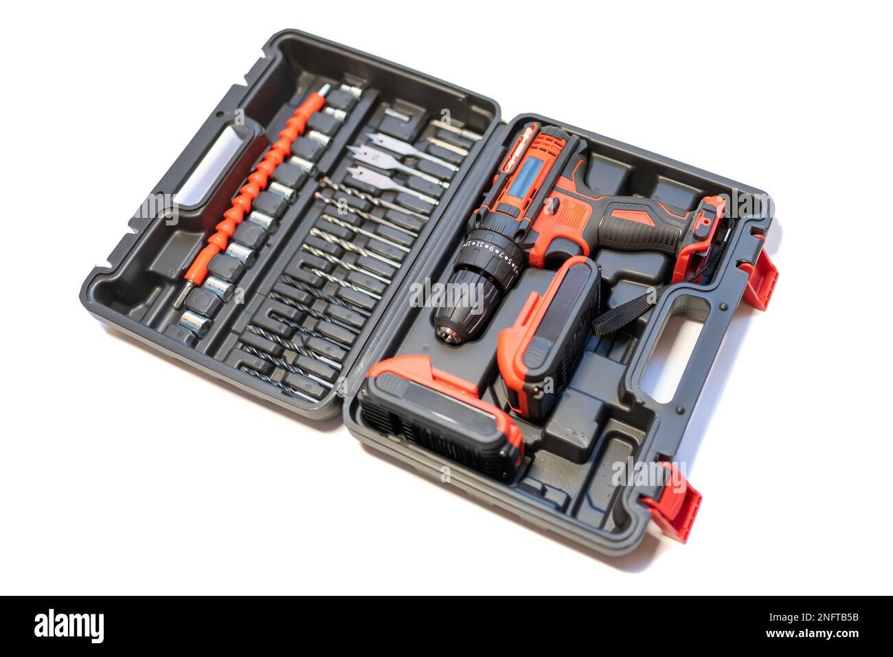 Valigetta portautensili con trapano elettrico di batterie senza cavi e punte e cacciaviti diversi. Foto Stock