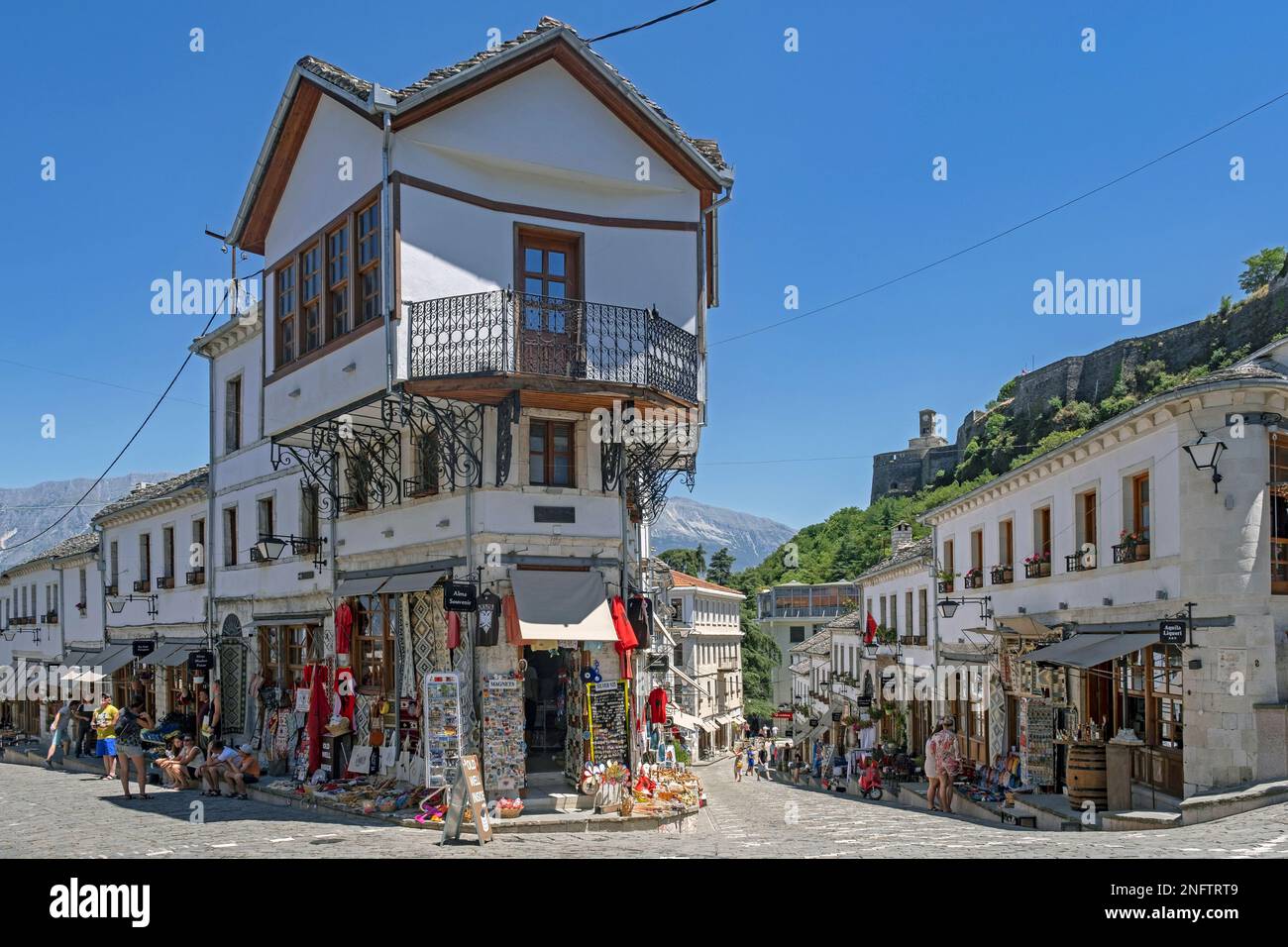 Negozi di souvenir / negozi di articoli da regalo presso l'Old Bazaar nel centro storico di Gjirokastër / Gjirokastra, città ottomana nel sud dell'Albania Foto Stock