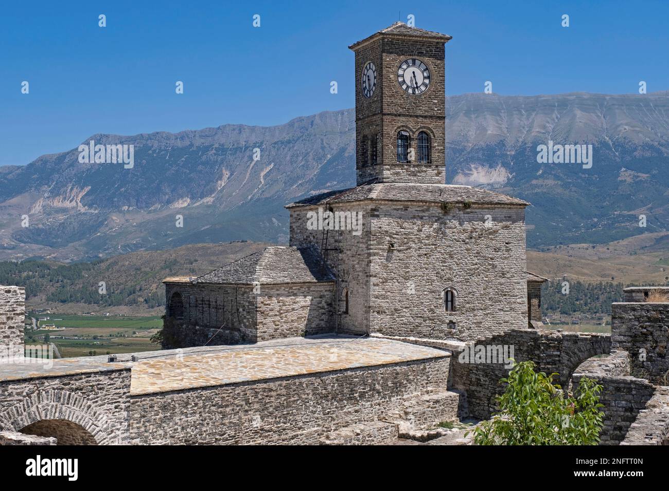 Torre dell'orologio del castello medievale di Gjirokastër / Kalaja e Gjirokastrës fortezza / cittadella che domina Gjirokastra, città ottomana nel sud dell'Albania Foto Stock