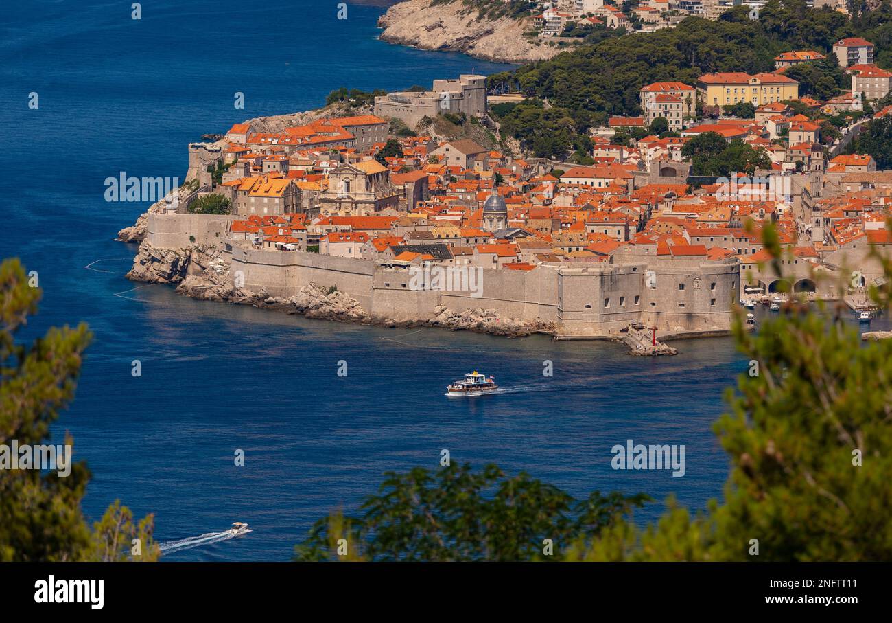 DUBROVNIK, CROAZIA, EUROPA - veduta aerea della città fortificata di Dubrovnik sulla costa della Dalmazione. Foto Stock