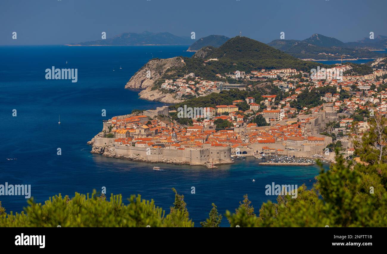 DUBROVNIK, CROAZIA, EUROPA - veduta aerea della città fortificata di Dubrovnik sulla costa della Dalmazione. Foto Stock