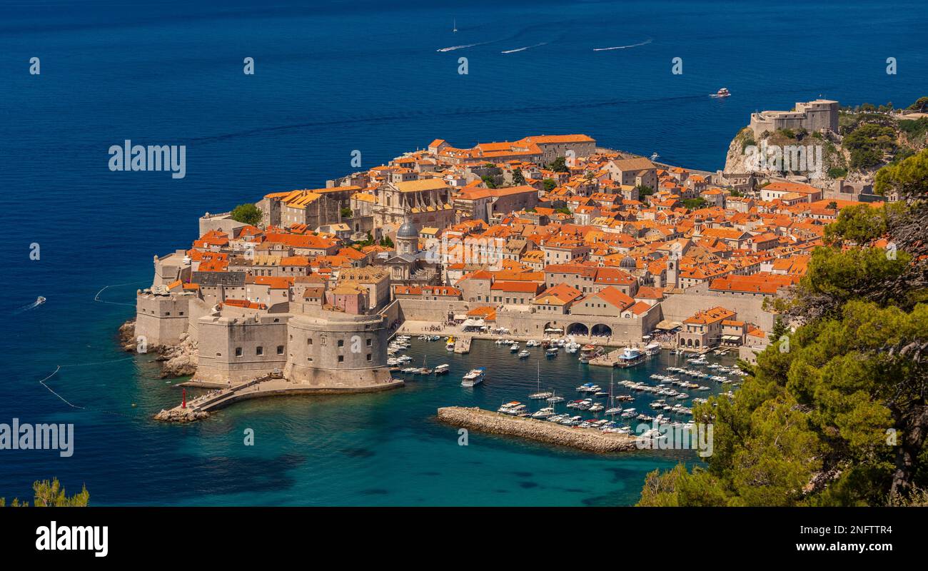 DUBROVNIK, CROAZIA, EUROPA - veduta aerea della città fortificata di Dubrovnik sulla costa della Dalmazione. Foto Stock