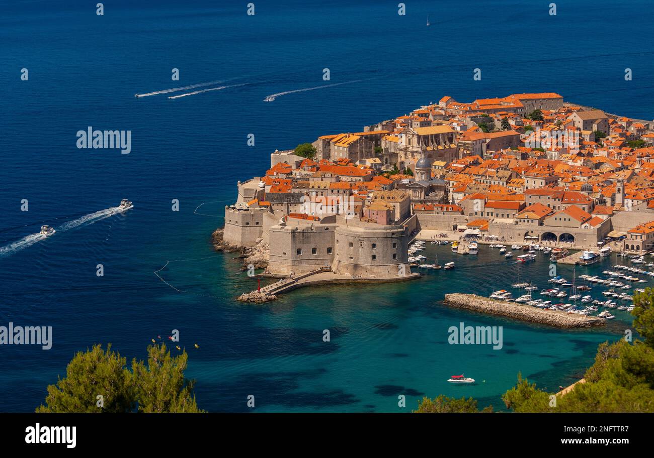 DUBROVNIK, CROAZIA, EUROPA - veduta aerea della città fortificata di Dubrovnik sulla costa della Dalmazione. Foto Stock