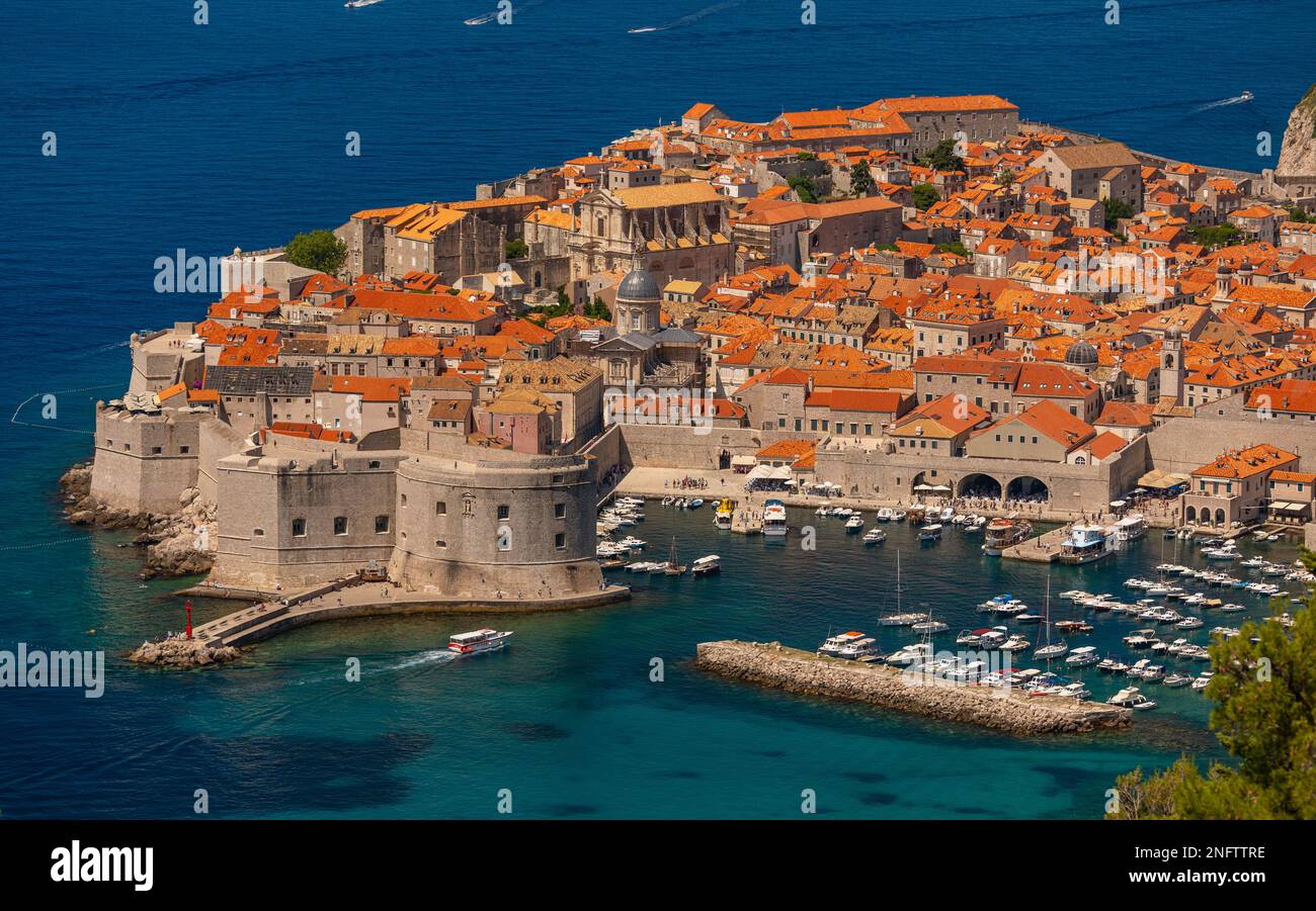 DUBROVNIK, CROAZIA, EUROPA - veduta aerea della città fortificata di Dubrovnik sulla costa della Dalmazione. Foto Stock