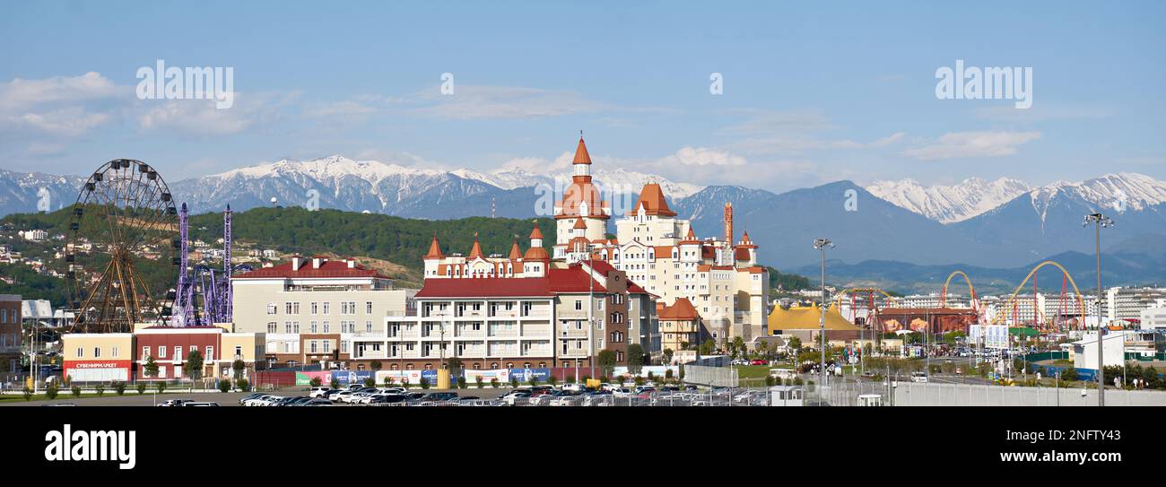 ADLER, SOCHI, RUSSIA - 26 aprile 2019: Panorama dell'hotel BOGATYR e della ruota panoramica nel Parco Sochi Foto Stock
