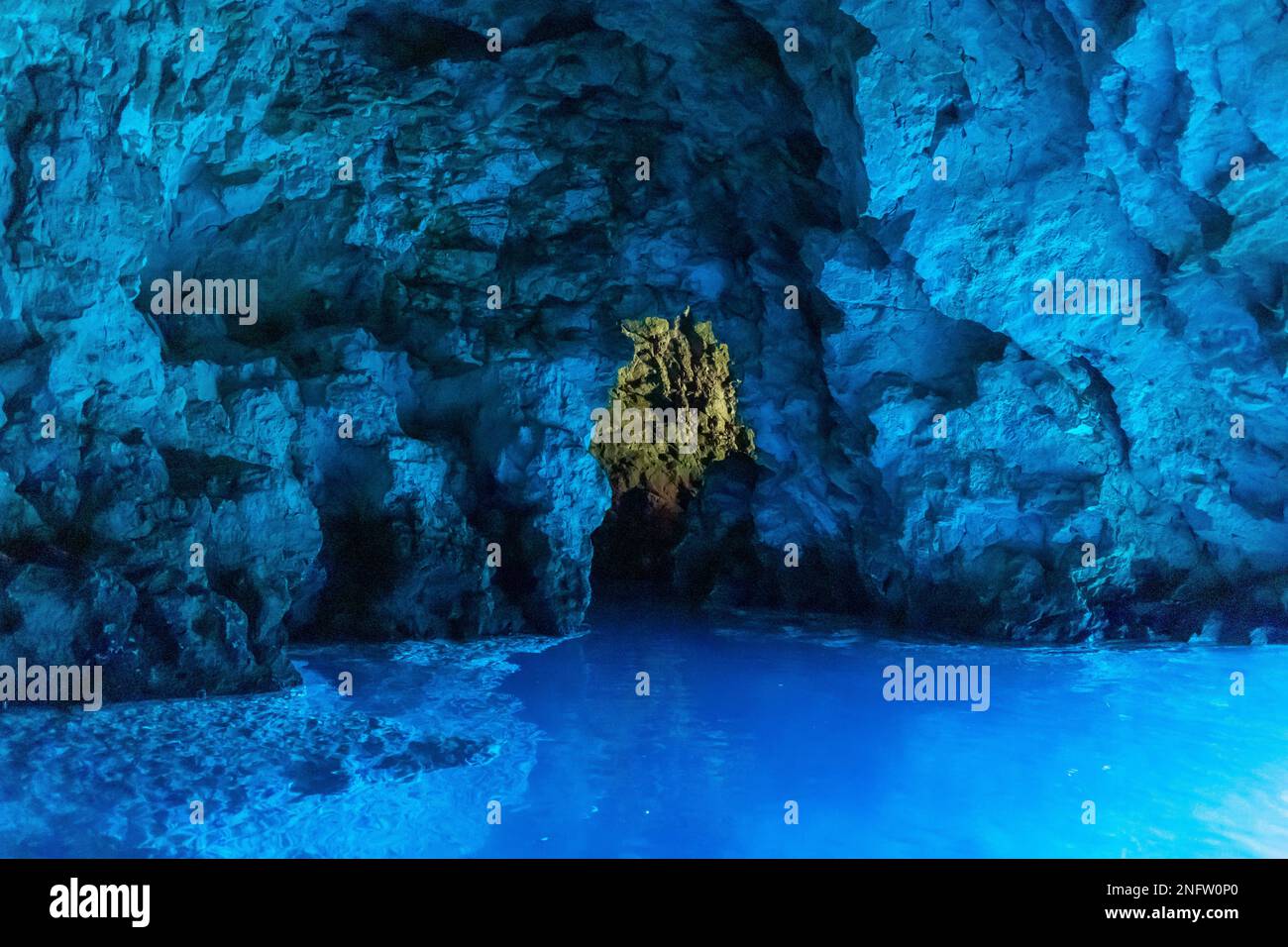 ISOLA DI BISEVO, CROAZIA, EUROPA - Grotta Azzurra, vicino all'isola di Vis, nel Mare Adriatico. Foto Stock