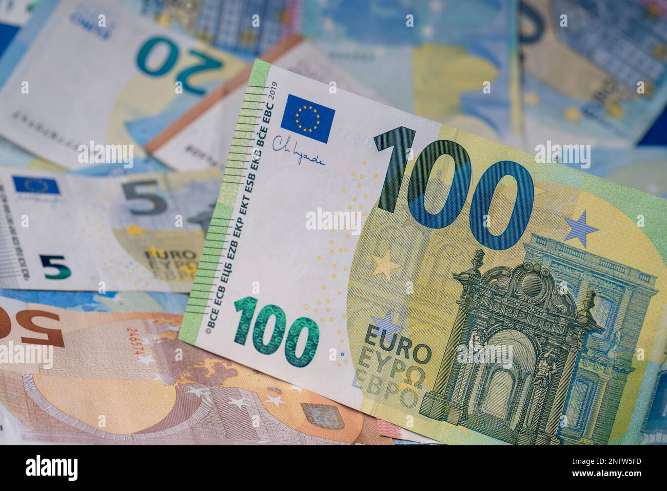 Una pila di banconote sul tavolo. Duecento euro di carta moneta in primo piano. Banconote miste in euro in background. Foto Stock