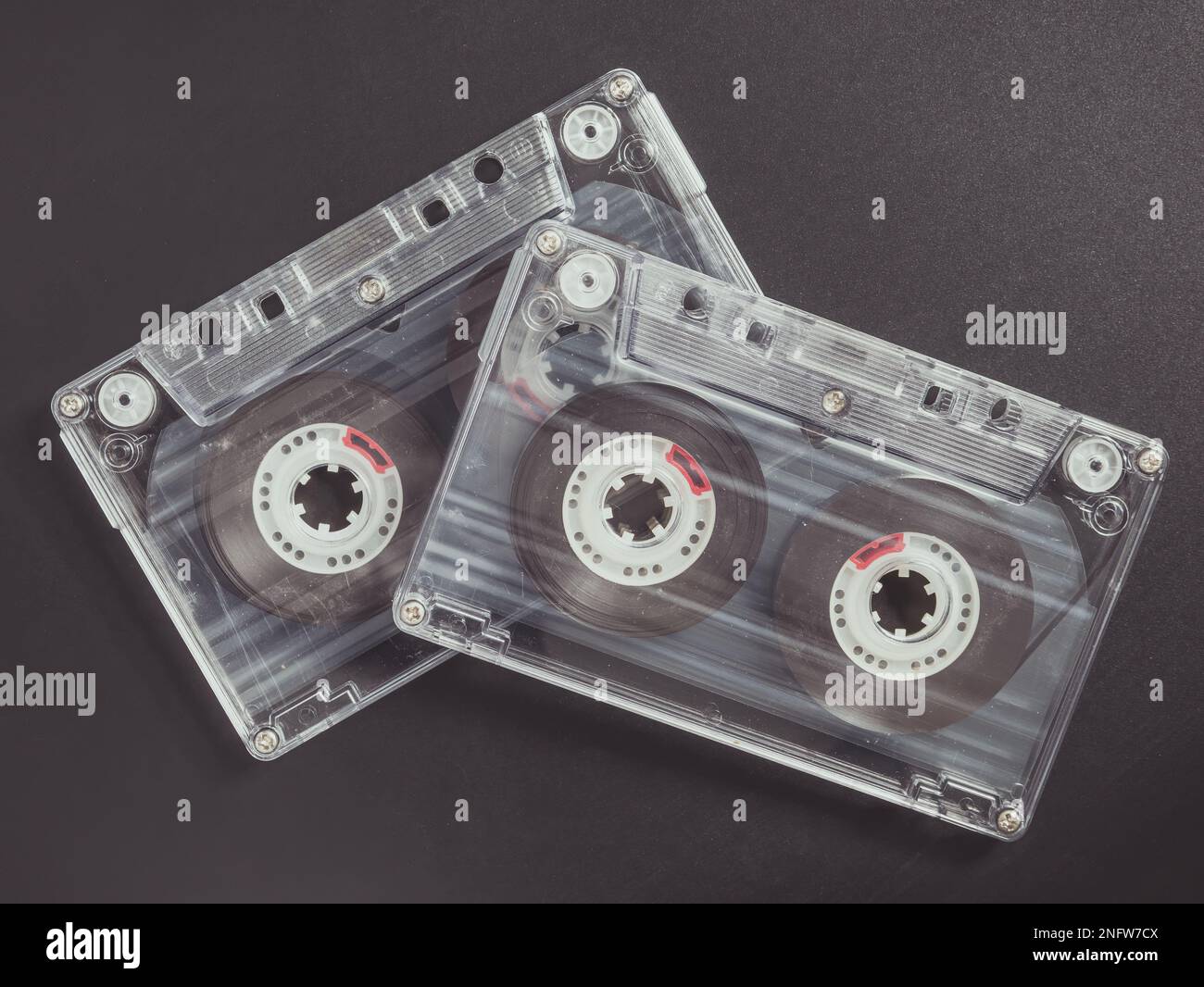 Vecchie cassette vintage su sfondo nero. Foto Stock