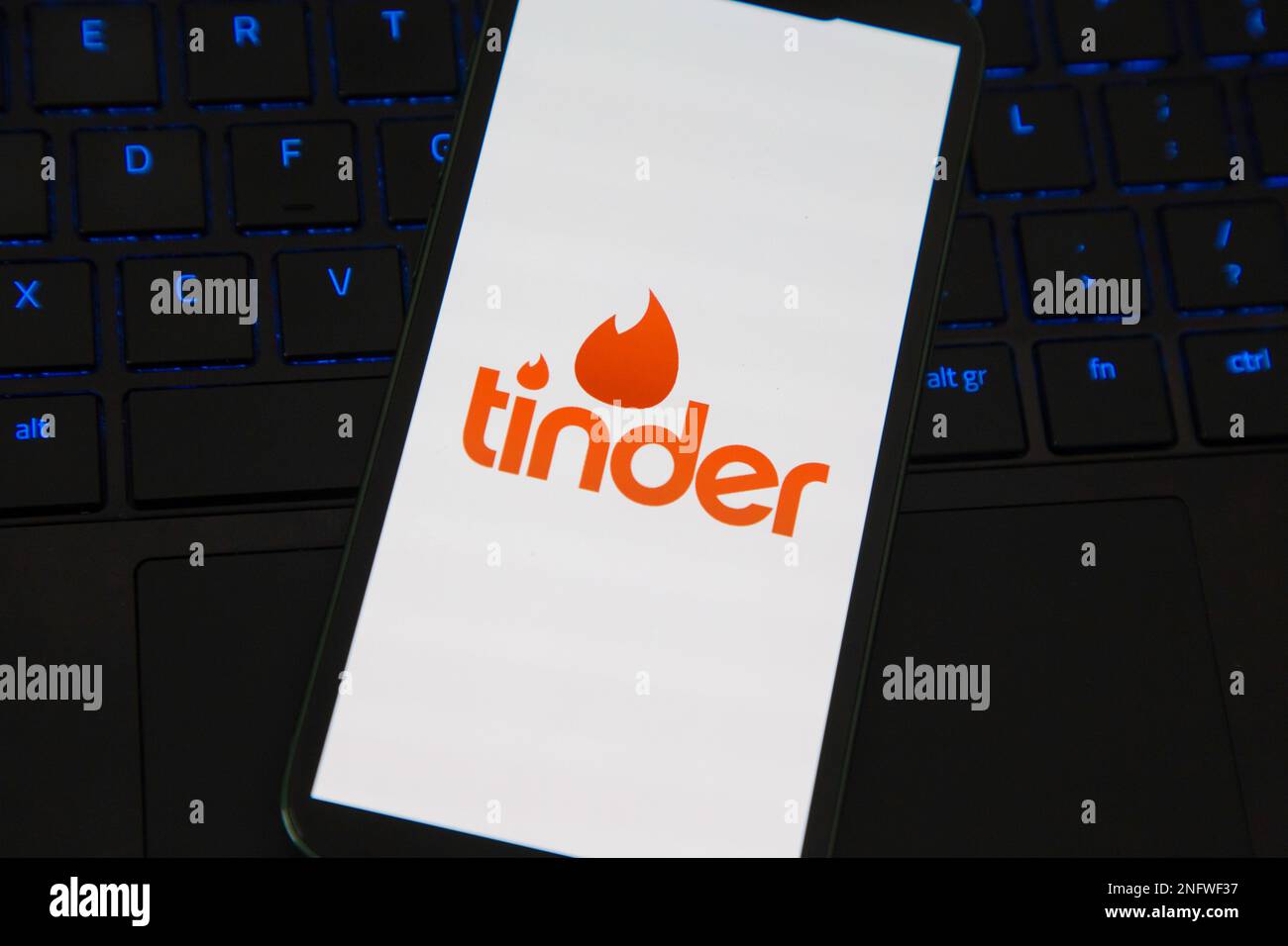 Tinder dating app su un iPhone con datazione e partite da fare Foto Stock