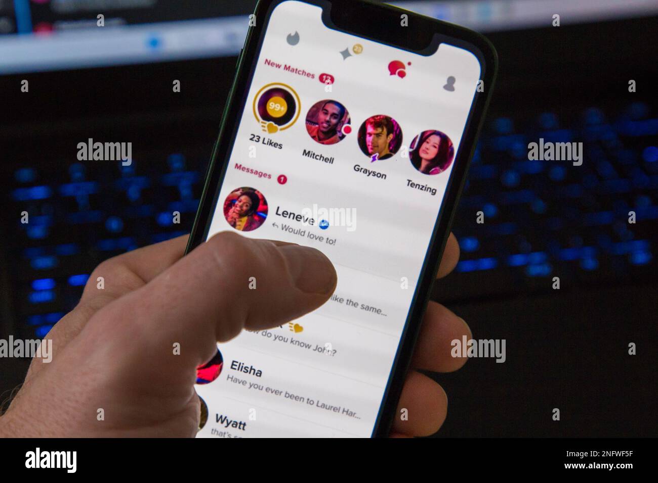 Tinder dating app su un iPhone con datazione e partite da fare Foto Stock