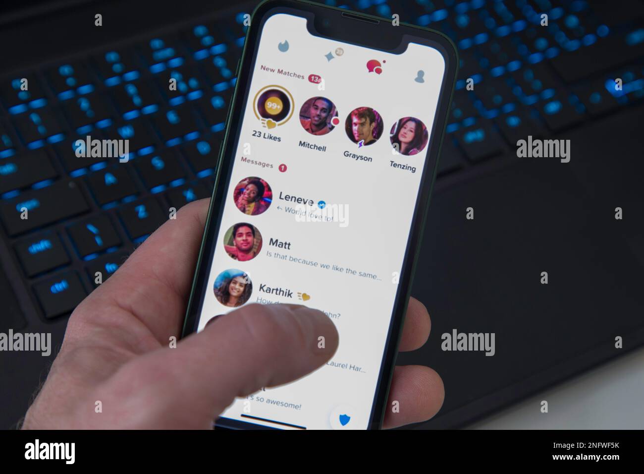 Tinder dating app su un iPhone con datazione e partite da fare Foto Stock