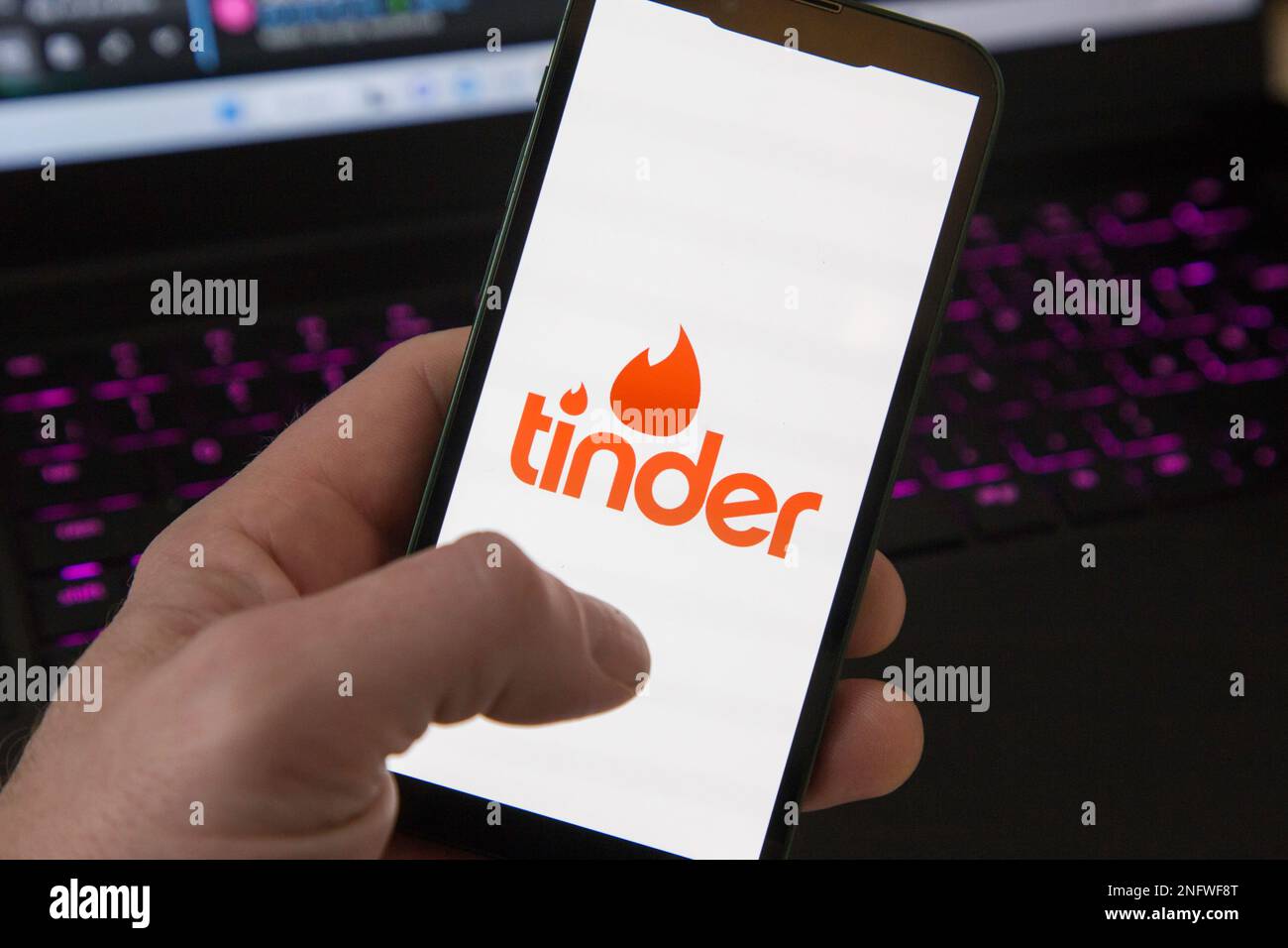 Tinder dating app su un iPhone con datazione e partite da fare Foto Stock