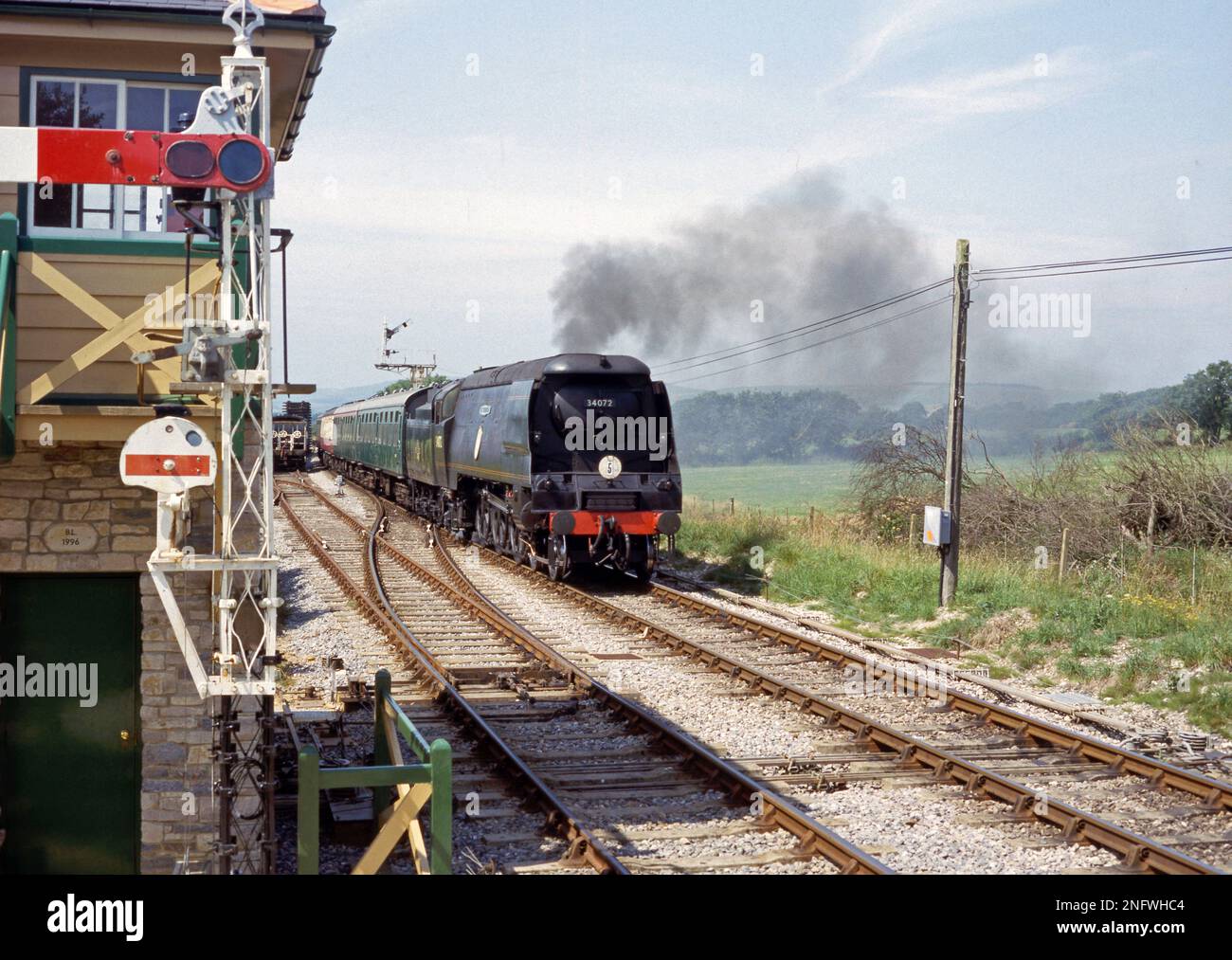 Battaglia della Gran Bretagna Squadrone di classe 34072 257 che entra nella stazione di Harmans Cross sulla ferrovia Swanage 1995 Foto Stock