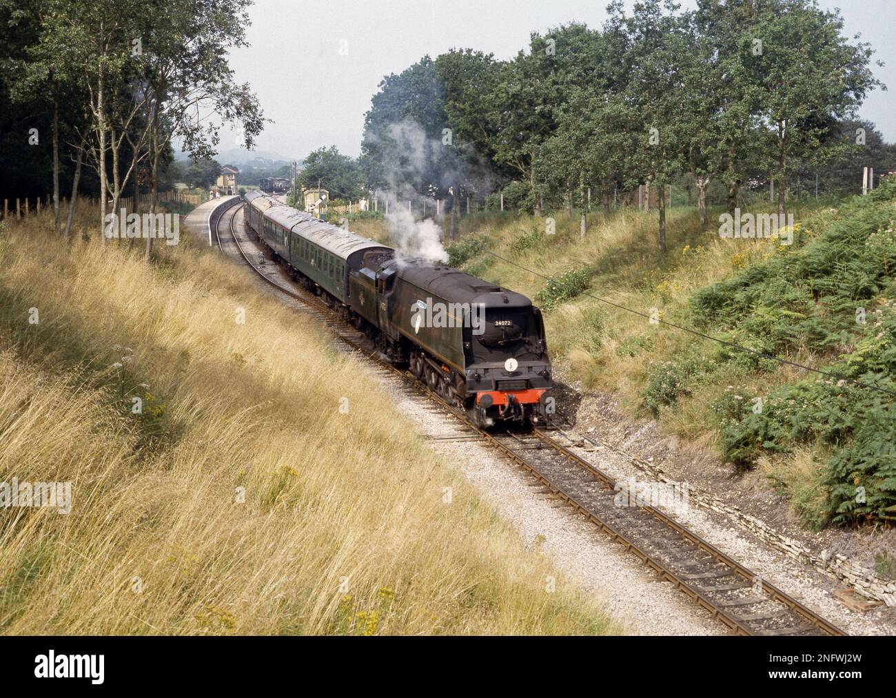 Battaglia della Gran Bretagna Squadrone di classe 34072 257 lasciando Harmans Cross Station sulla Swanage Railway 1996 Foto Stock