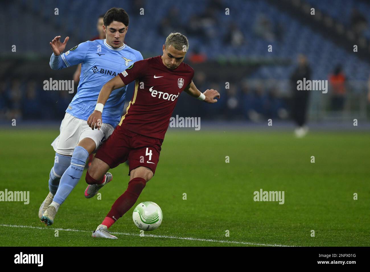 Matteo Cancellieri della S.S. LAZIO e Cristian Manea di cfr 1907 Cluj durante la UEFA Europa Conference League play-off prima tappa tra S.S. Lazio vs Foto Stock