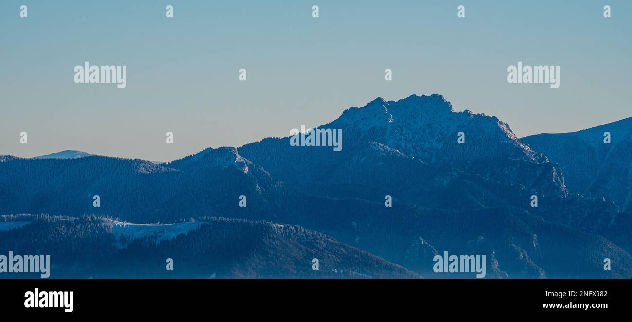 Velky Rozsutec e Maly Rozsutec colline in Mala Fatra montagne in Slovacchia durante l'inverno - vista dalla cima Velka Raca collina in Kysucke Beskydy mountai Foto Stock