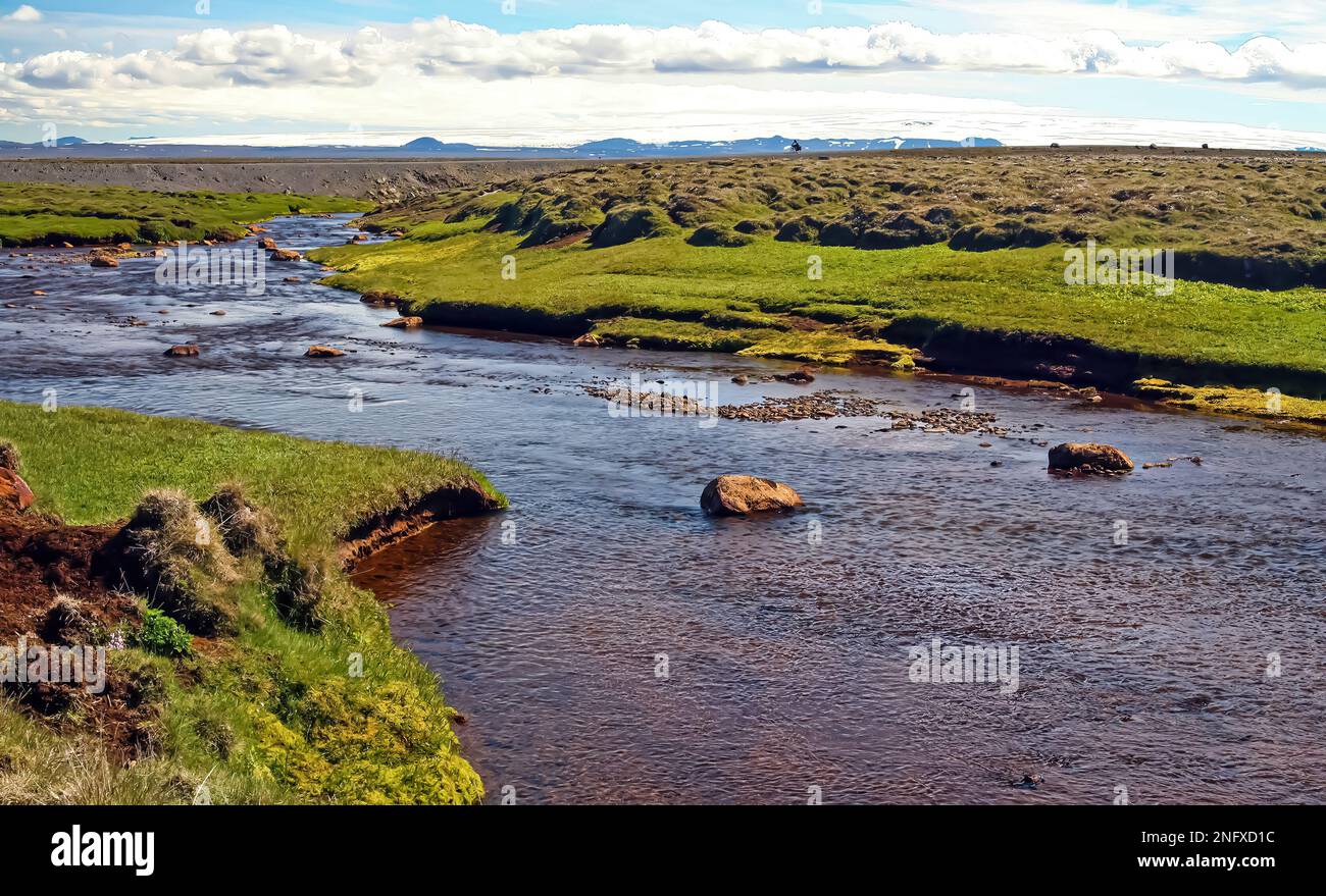 Bella idilliaca natura islandese, fiume naturale in verde brughiera paesaggio - Islanda, altopiani Foto Stock
