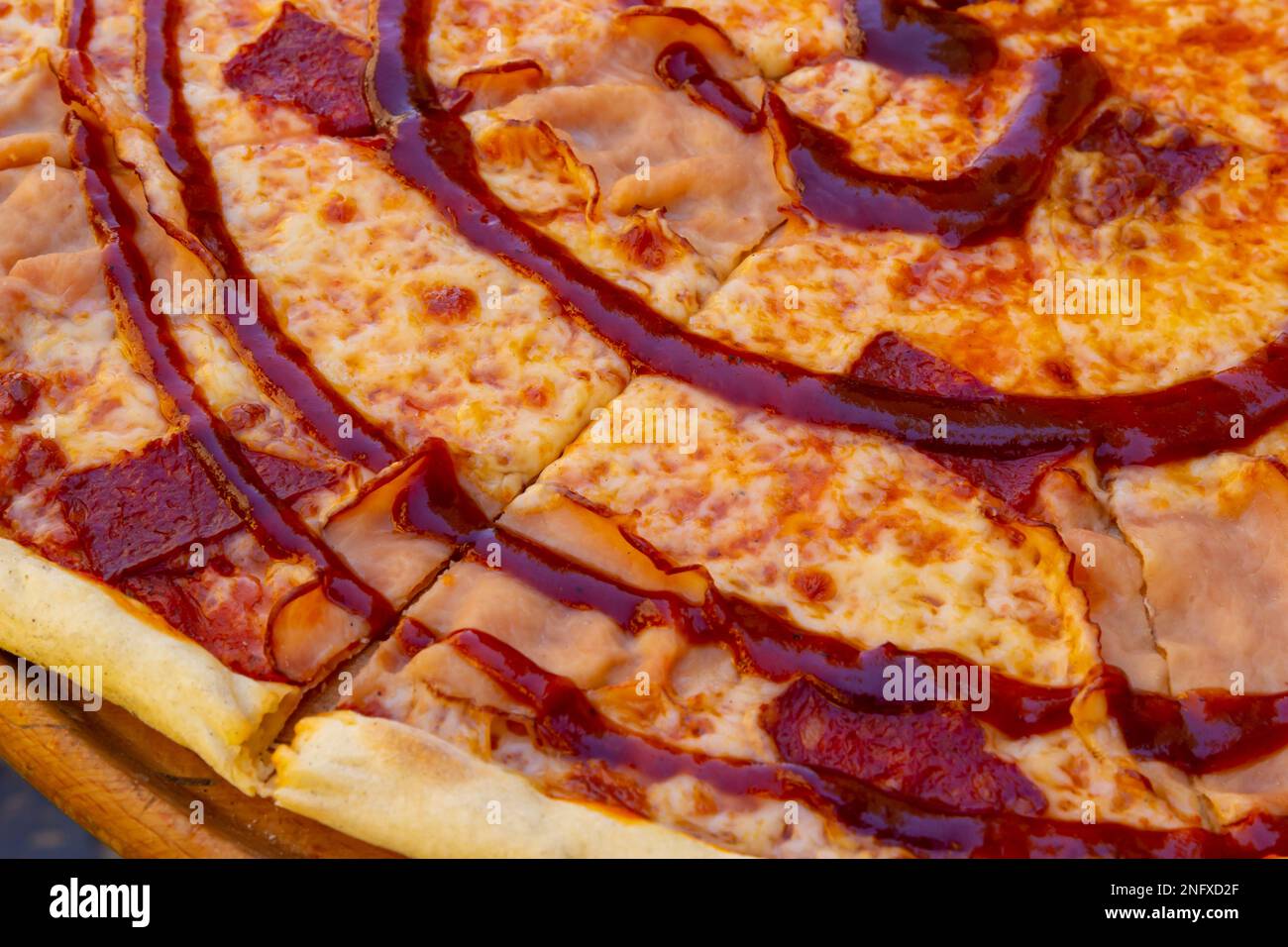 pizza su un tavolo di legno di un caffè di strada in un giorno d'estate. Foto Stock