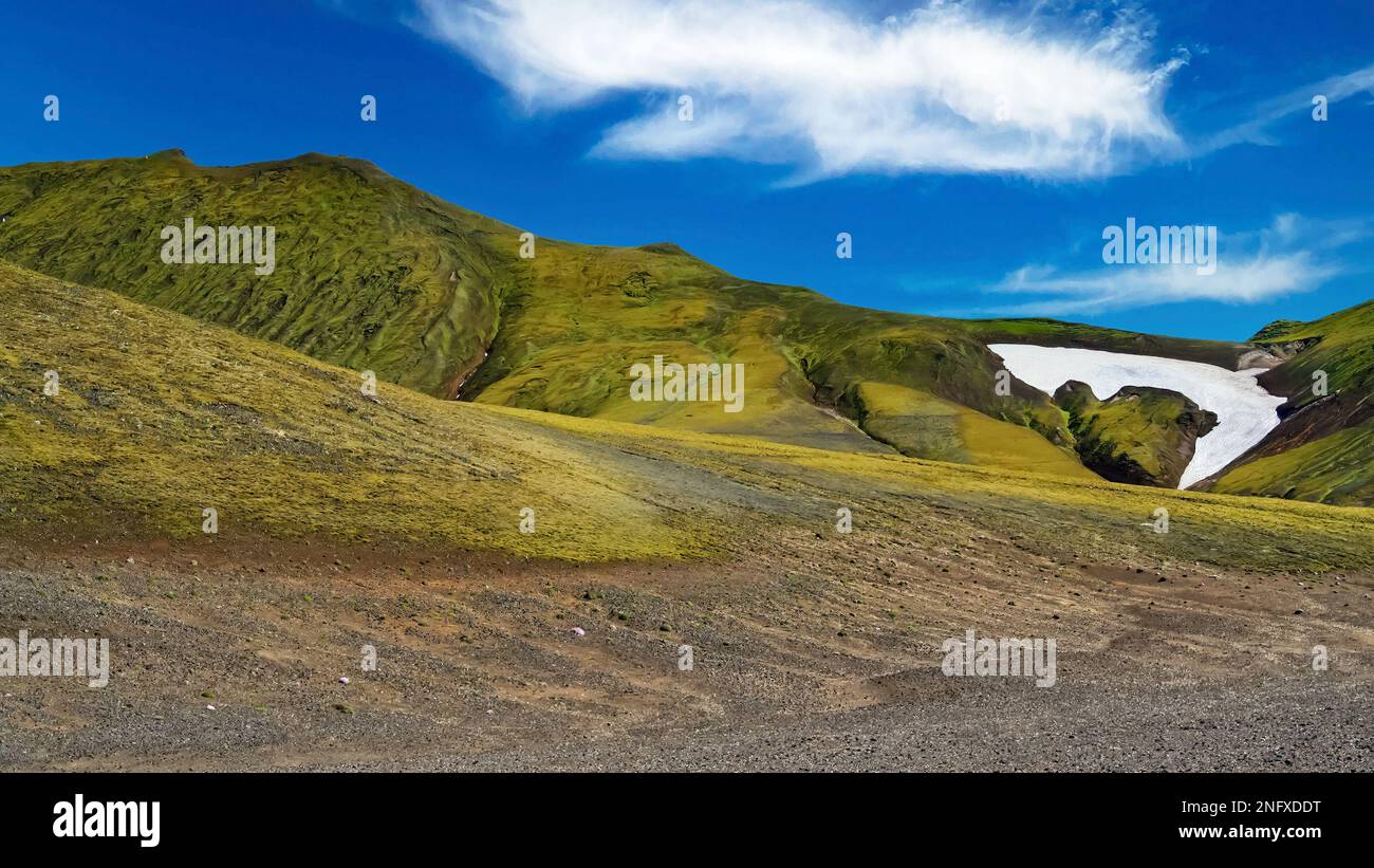 Ghiacciaio di montagna con un piccolo resto di ghiaccio in estate in monotono paesaggio arido - Islanda, Highlands Foto Stock