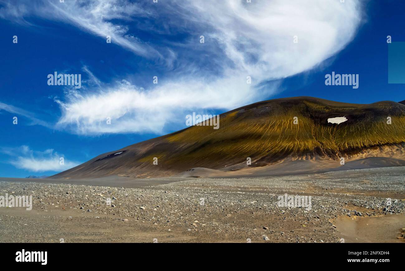 Ghiacciaio di montagna con un piccolo resto di ghiaccio in estate in monotono paesaggio arido - Islanda, Highlands Foto Stock