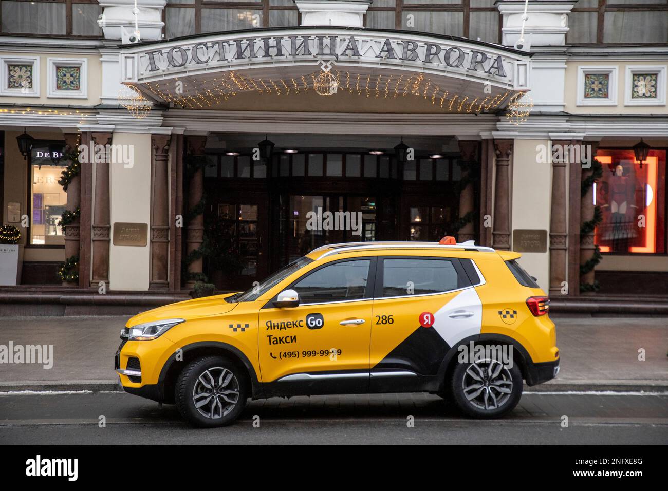 Mosca, Russia. 17th febbraio 2023. Il taxi Yandex attende i passeggeri all'ingresso del Royal Aurora Hotel (catena Marriott) in via Petrovka, nel centro di Mosca, Russia Foto Stock