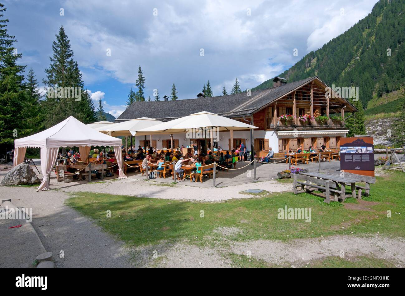 Agriturismo Monte Fondovalle - Talschlusshuette (mt. 1548), Sesto (Sesto), Val Fiscalina, Trentino-Alto Adige, Italia Foto Stock