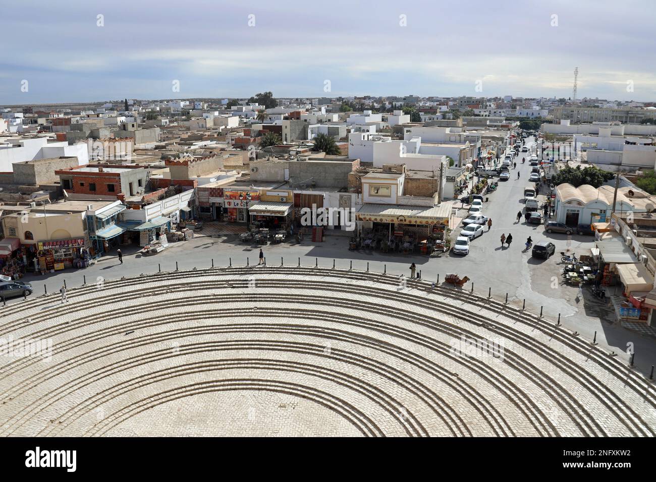 Vista della città di El Djem in Tunisia dall'anfiteatro romano Foto Stock