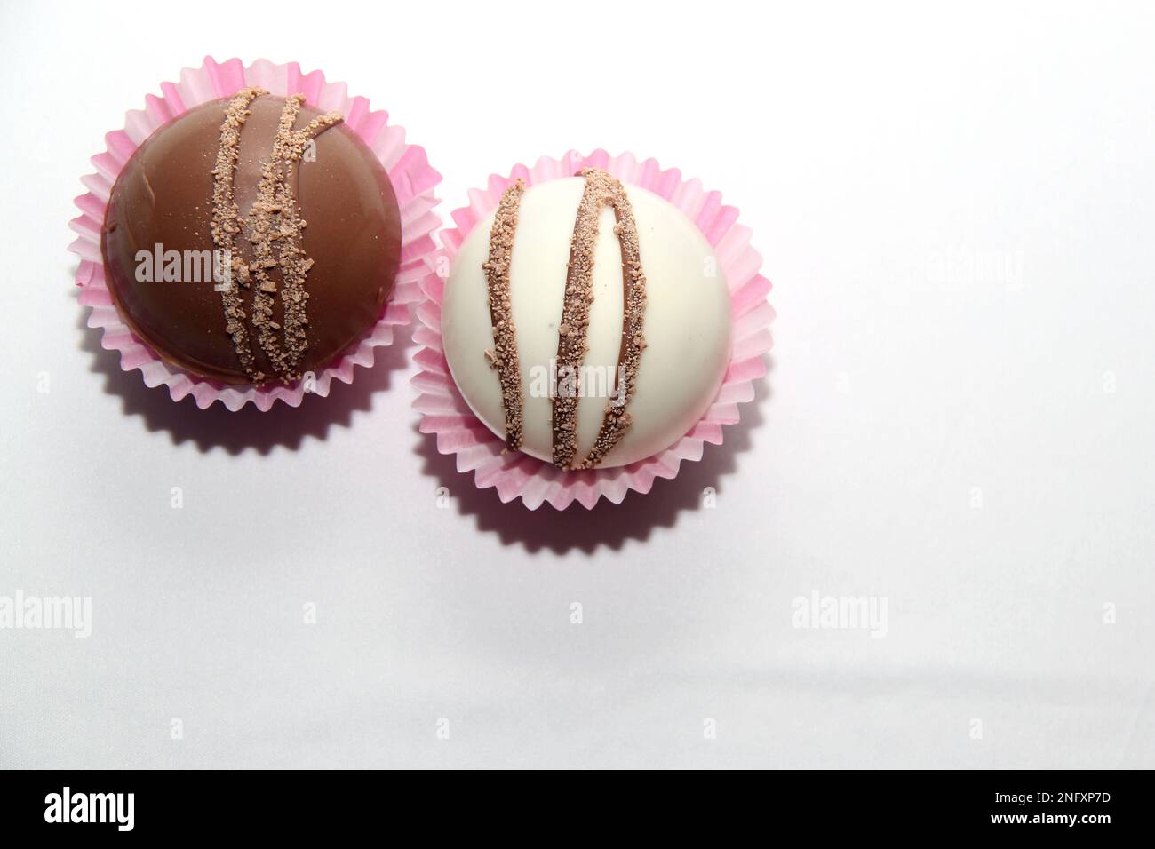 Set di bombe al cioccolato, ripieno di marshmallow e cioccolato bianco su sfondo bianco Foto Stock