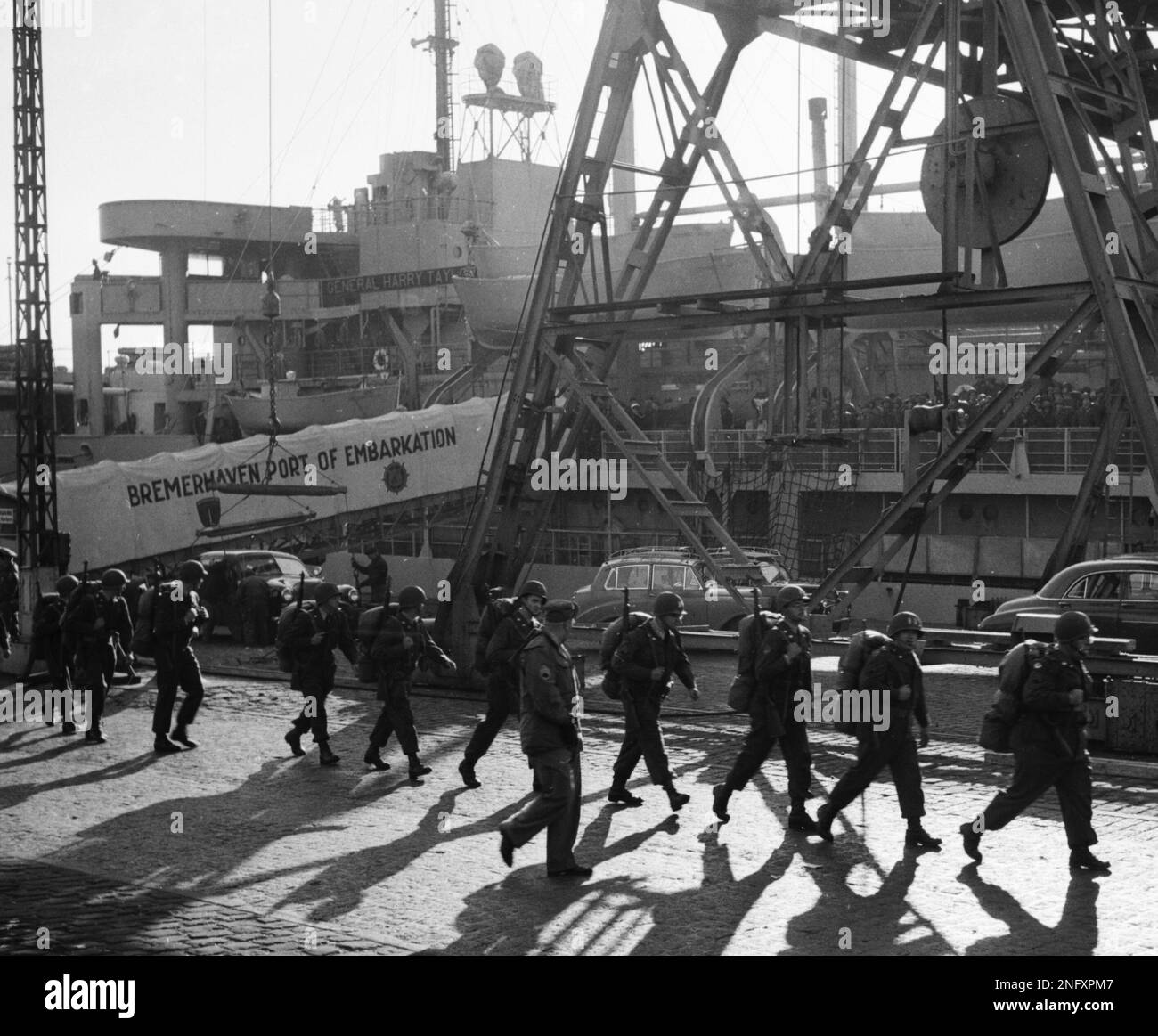 Truppe americane sbarcano in Germania Bremerhaven dopo la conclusione della seconda guerra mondiale come parte dell'alleanza NATO Foto Stock