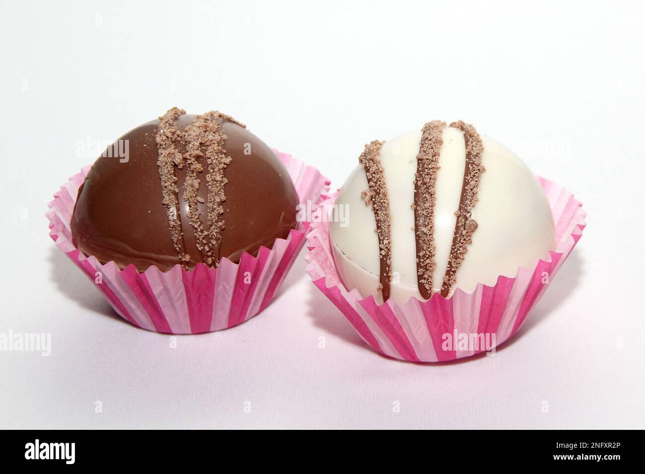 Set di bombe al cioccolato, ripieno di marshmallow e cioccolato bianco su sfondo bianco Foto Stock