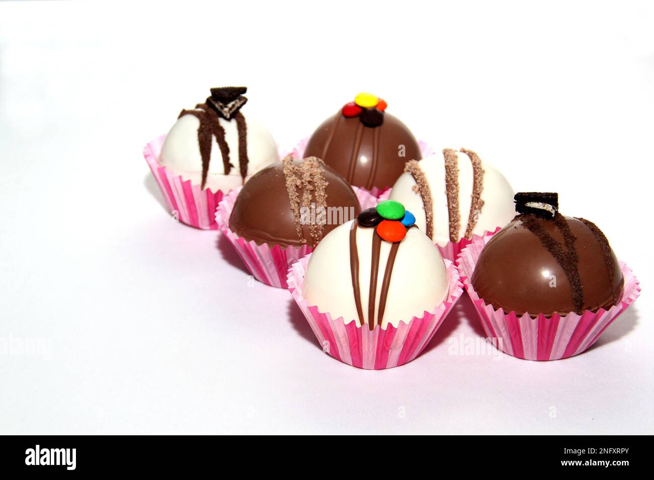 Set di bombe al cioccolato, ripieno di marshmallow e cioccolato bianco su sfondo bianco Foto Stock