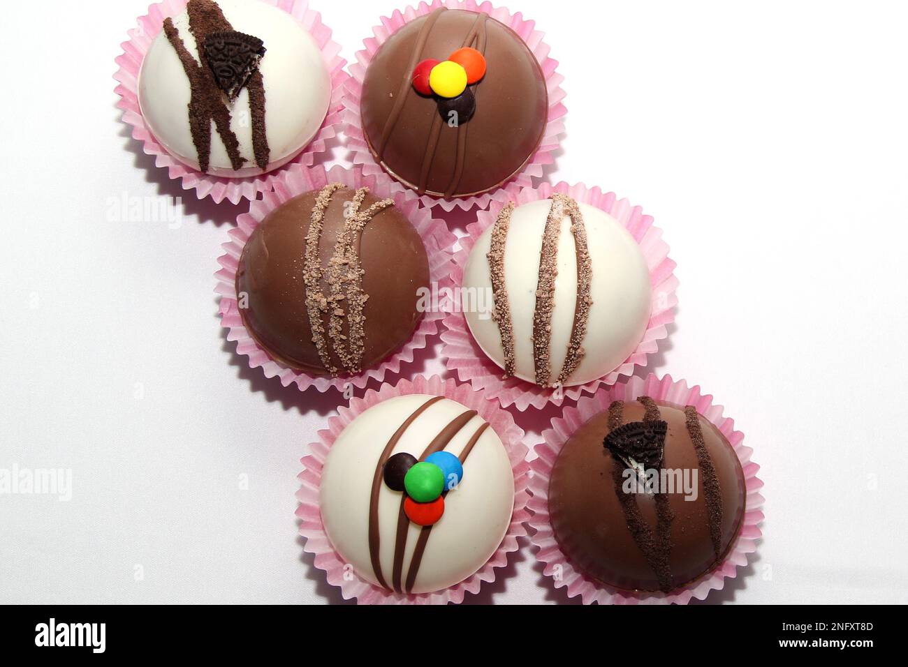 Set di bombe al cioccolato, ripieno di marshmallow e cioccolato bianco su sfondo bianco Foto Stock