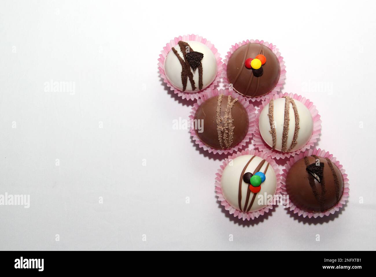 Set di bombe al cioccolato, ripieno di marshmallow e cioccolato bianco su sfondo bianco Foto Stock