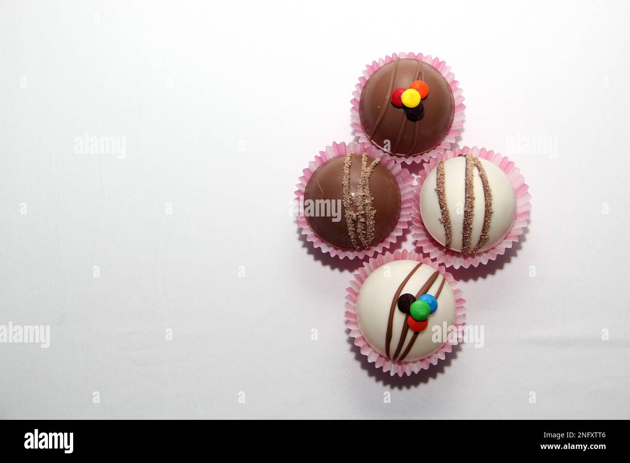Set di bombe al cioccolato, ripieno di marshmallow e cioccolato bianco su sfondo bianco Foto Stock