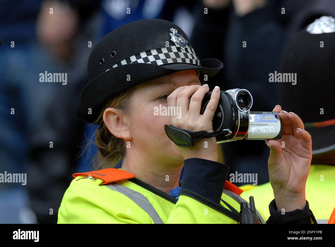 Ufficiale di polizia delle West Midlands che utilizza una videocamera per monitorare i tifosi della folla di calcio West Bromwich Albion v Wolverhampton Wanderers 16/10/2011 Foto Stock