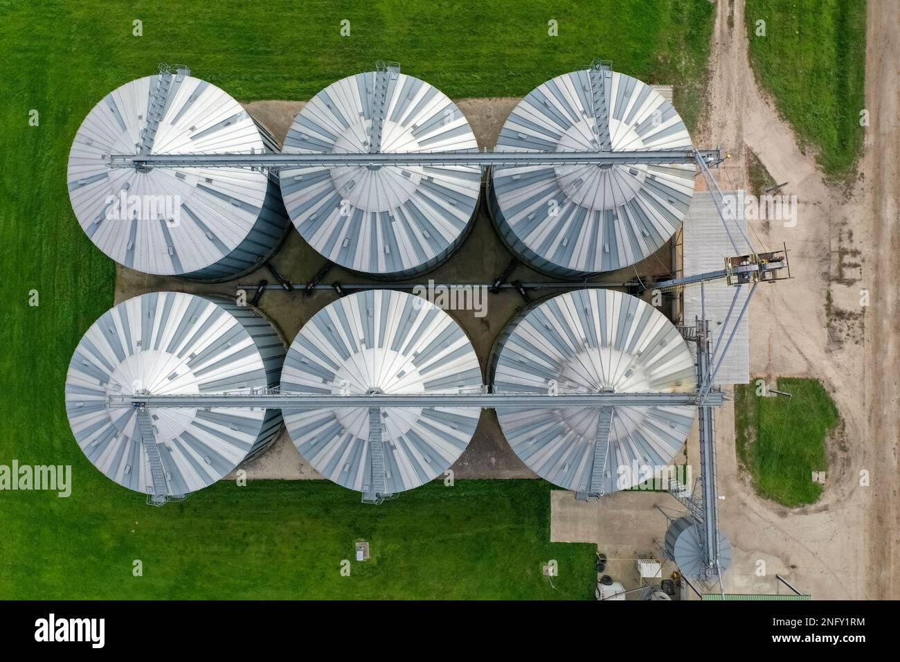 Silos agricoli sulla fattoria in autunno, vista ravvicinata drone. Granaio industriale, essiccatore elevatore, esterno dell'edificio, deposito ed essiccazione di grano, whe Foto Stock