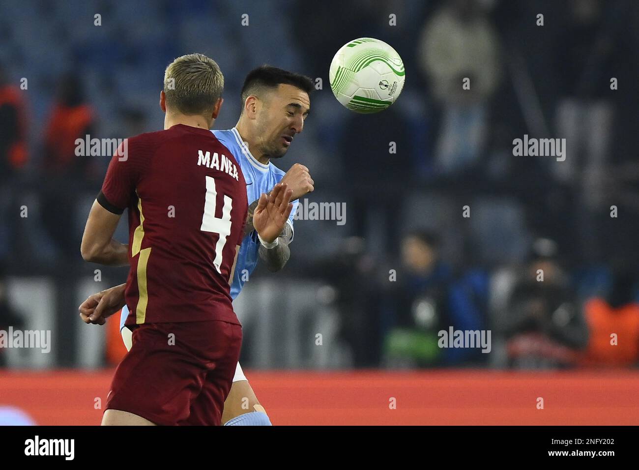 Roma, Italia. 16th Feb, 2023. Matias Vecino della S.S. LAZIO e Cristian Manea di cfr 1907 Cluj durante la UEFA Europa Conference League play-off prima tappa tra S.S. Lazio vs cfr 1907 Cluj il 16 febbraio 2023 allo Stadio Olimpico di Roma. Credit: Independent Photo Agency/Alamy Live News Foto Stock