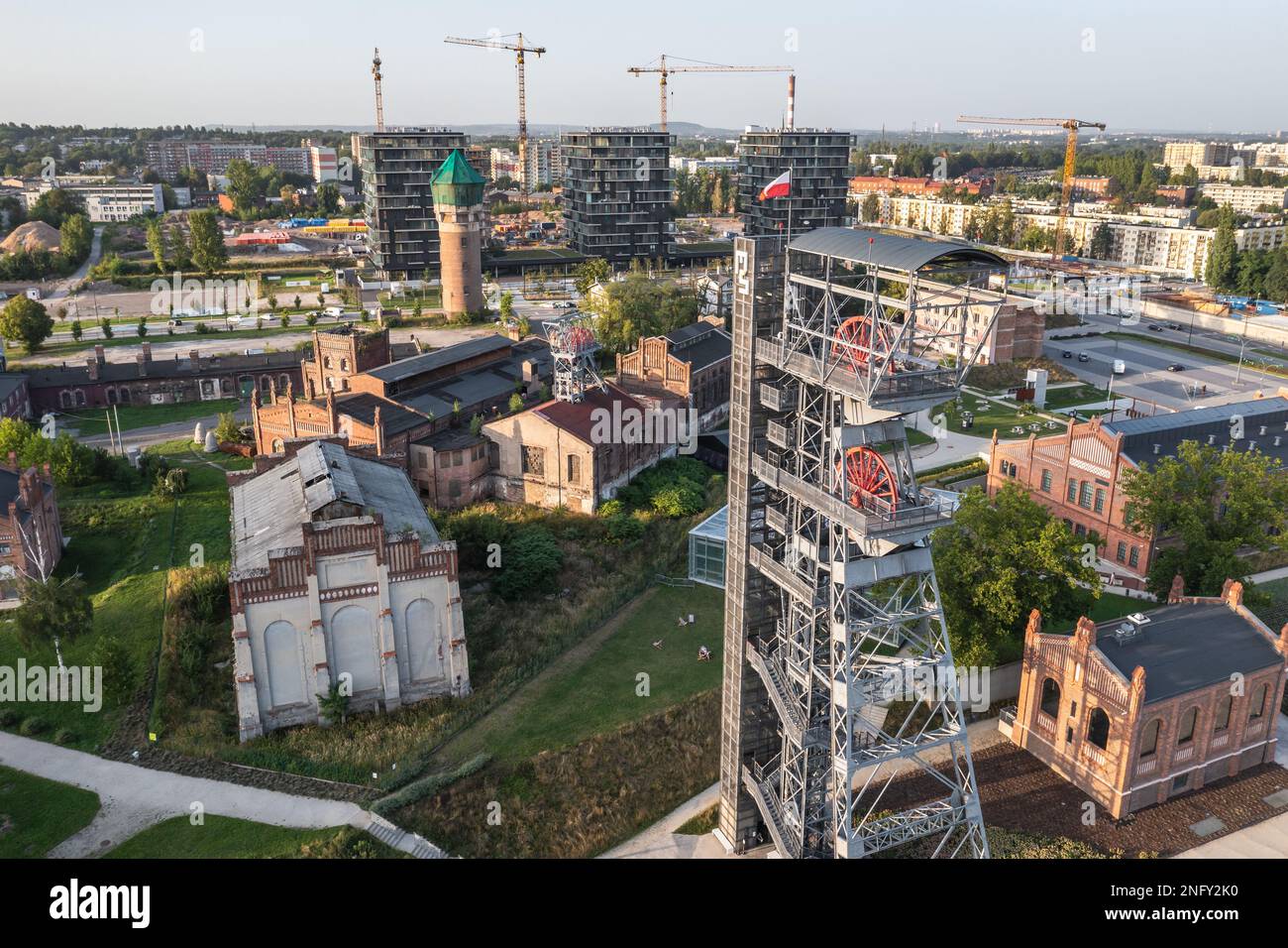 Area del nuovo Museo della Slesia con la testata del vecchio albero della miniera dell'ex miniera di carbone duro a Katowice, nella regione della Slesia in Polonia Foto Stock