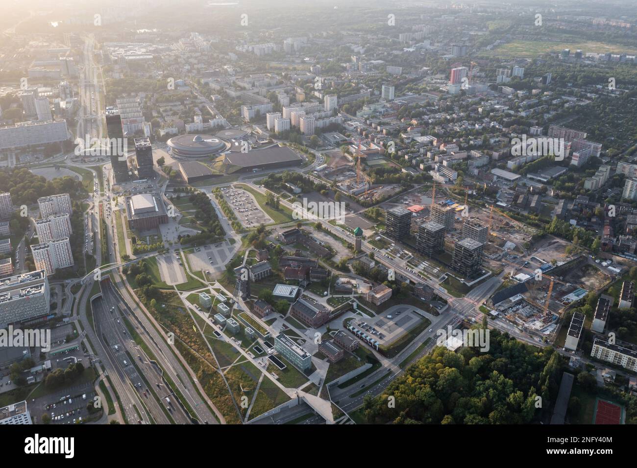 Vista aerea dei droni della città di Katowice in Polonia con Spodek Arena e Museo della Slesia Foto Stock