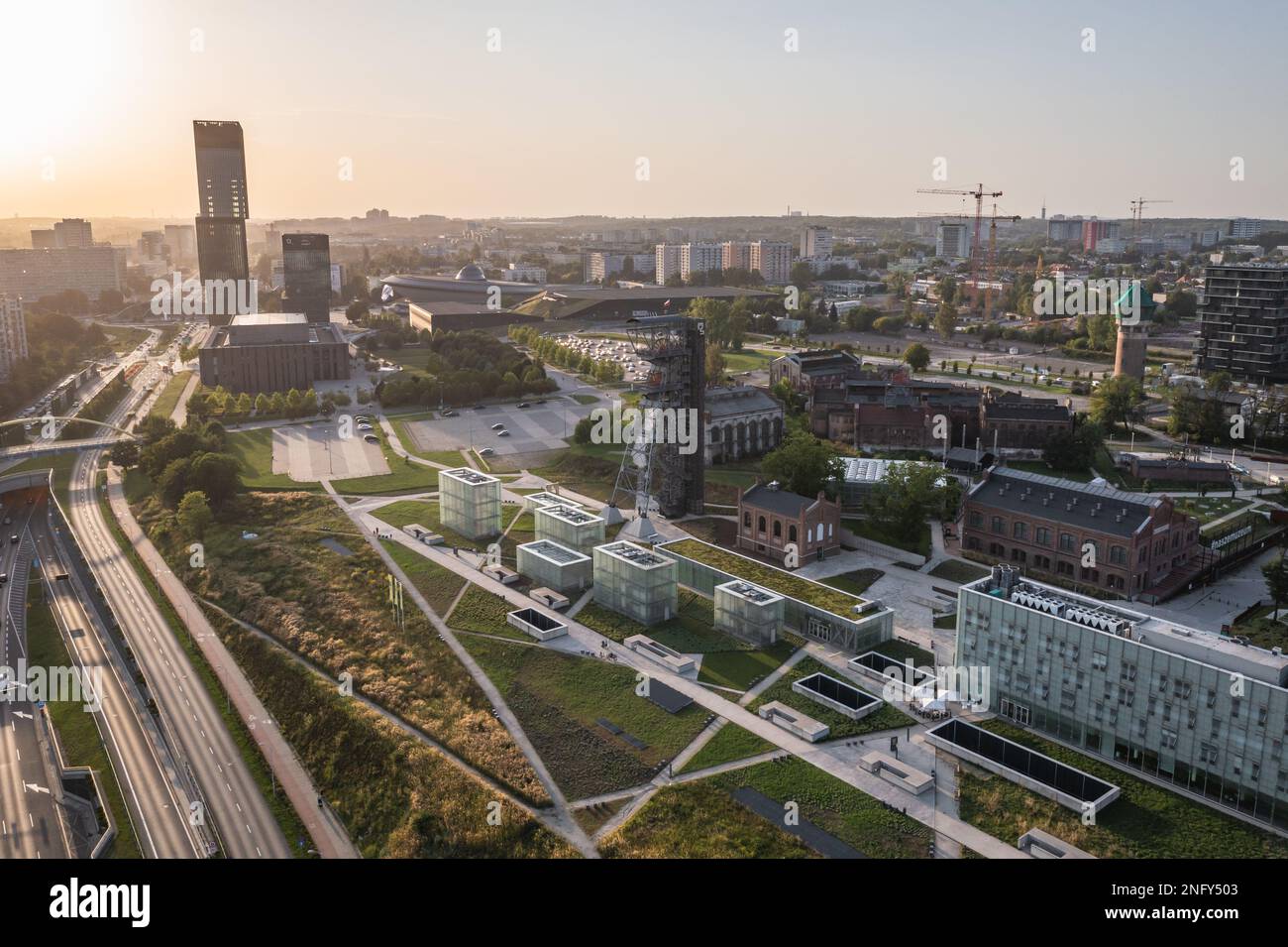 Vista aerea del drone della città di Katowice in Polonia, vista con area del nuovo Museo Silesiano Foto Stock