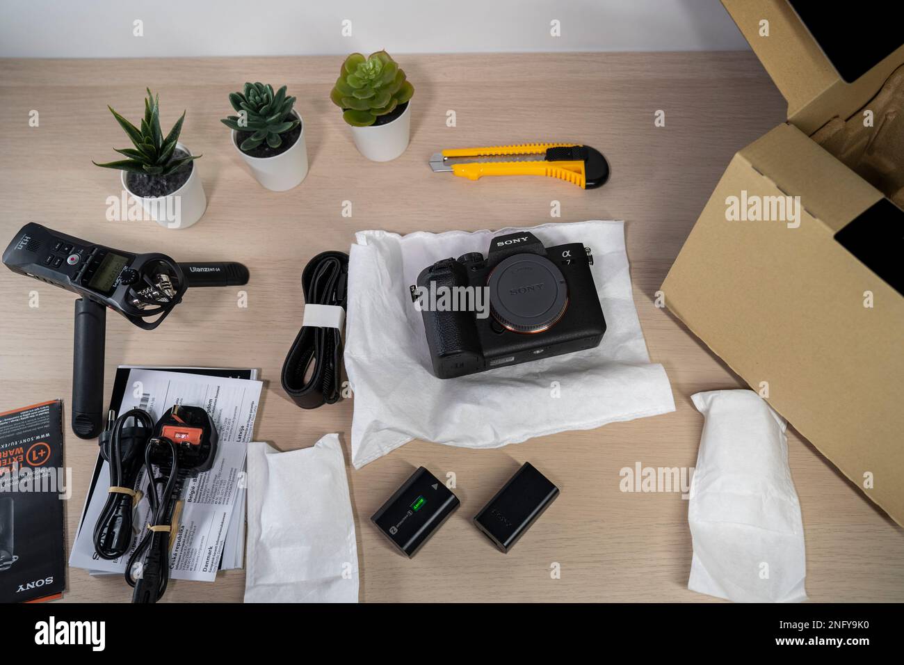 Fotocamera MILC mirrorless ibrida Full Frame Sony Alpha A7 IV, corpo della fotocamera unboxing. La migliore fotocamera mirrorless. Foto Stock