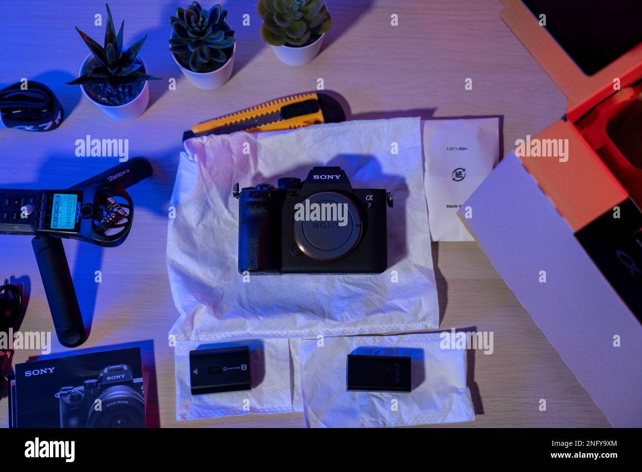 Fotocamera MILC mirrorless ibrida Full Frame Sony Alpha A7 IV, corpo della fotocamera unboxing. La migliore fotocamera mirrorless. Foto Stock