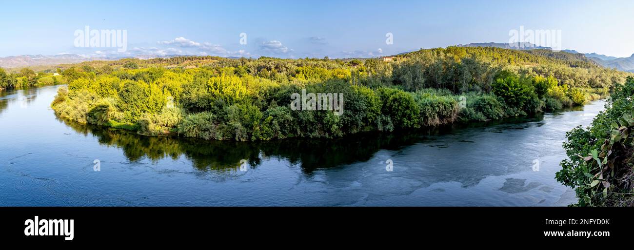 Meandro del Río Ebro desde un mirador en la localidad de Miravet, uno de los pueblos más bonitos de Tarragona, España Foto Stock
