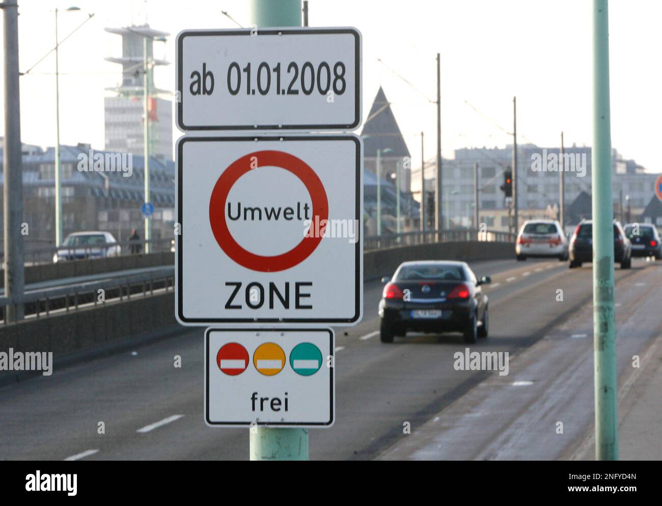 Ein Verkehrsschild weist am Montag, 17. Dezember 2007 in Koeln darauf