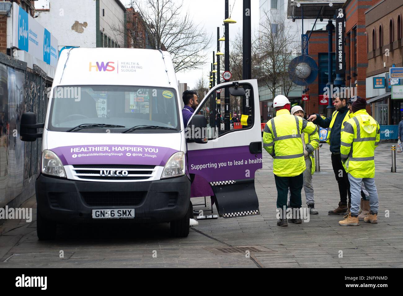 Slough, Berkshire, Regno Unito. 17th febbraio, 2023. Un furgone mobile di Slough di salute e benessere era oggi in Slough High Street che offre il controllo libero della pressione sanguigna, gli esami di salute e consigli sulla salute come rinunciare fumare. Il servizio è stato fornito da Slough Borough Council e Solutions4Health. Credit: Maureen McLean/Alamy Live News Foto Stock